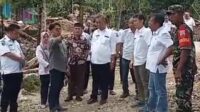 Simon Tanjung ketua Korwil FPII Pessel sambut Kedatangan Bupati Rusma Yul Anwar di Kampung Kelahirannya
