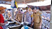 Jelang Pemilu 2024, Kapolres Pringsewu dan Forkopimda Monitoring Stok dan Harga Bahan Pokok di Pasar Sukoharjo